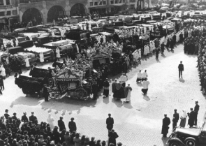 De begrafenisplechtigheid van de slachtoffers van 5 april 1943 op het Mortselse Gemeenteplein
