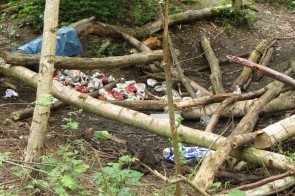 Afval in het bos achter het gemeentepark