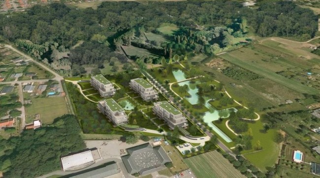 De 'bijgewerkte luchtfoto' met op de achtergrond het geplande bos in de huidige vallei van de Koude beek en op de voorgrond het Regina Pacis Instituut