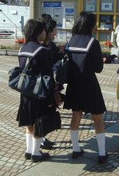 Japanse schoolmeisjes in hun matrozenpak