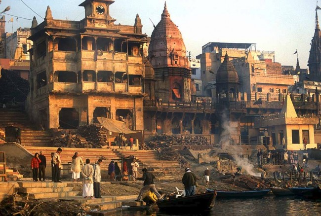 Lijkverbranding langsheen de Gangesrivier in Benares