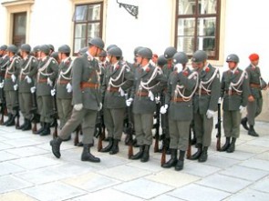 Oostenrijkse soldaten/dienstplichtigen stellen zich op voor een parade