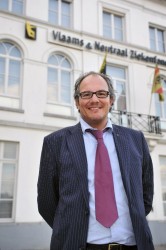 Jürgen Constandt voor de hoofdzetel van het V&NZ in Mechelen