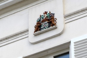 Wapenschild op gemeentehuis