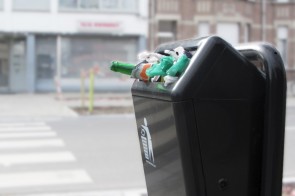 Overvolle vuilbakken op de Kapelstraat