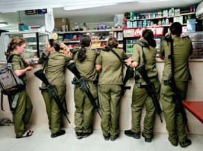 Vrouwelijke Israëlische dienstplichtigen