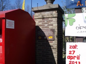 Hulpgoederenbak staat bijna voor het informatiebord