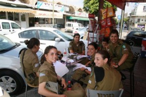 Vrouwelijke Israëlische soldaten mogen gezien worden 4
