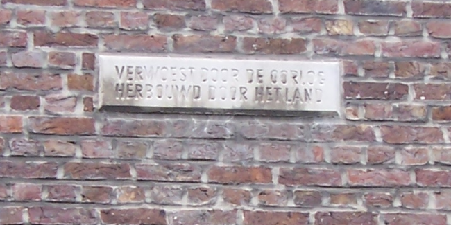 inscriptie in woningblok. (foto Johan Verstraelen)