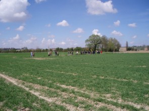kerk Noordpeene op achtergrond