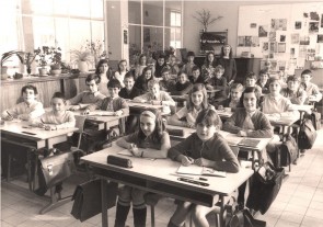 Kon. Atheneum Mortsel, schooljaar 1970-71, 6e leerjaar lagere school : dit klasje leverde dokters, advokaten, ingenieurs, biologen, boekhouders, technici, verpleegsters, onderwijzeressen, vastgoedmakelaars, journalisten, politici, enz, ... af