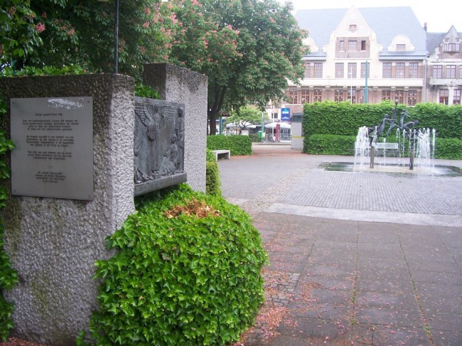 oorlogsmonument op het gemeenteplein in Mortsel. (foto Johan verstraelen)