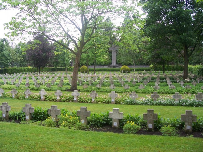 op de achtergrond een groot oorlogskruis op de begraafplaats in Mortsel-dorp. (foto Johan Verstraelen)