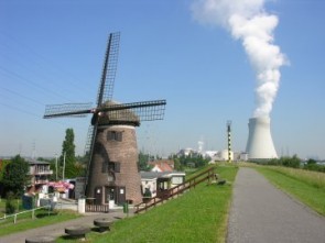 De molen op de scheldedijk in Doel