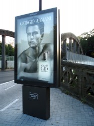Reclamebord aan het station (brug)