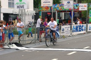 Willy fietst over de meet tijdens de wielerhoogdag