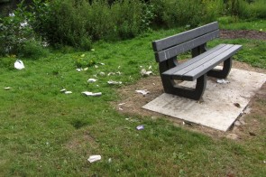 Afval rond zitbank