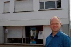 Tom Bellens voor het RK-gebouw “De Pleister”