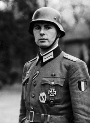 Rex-leider Leon Degrelle in SS-uniform