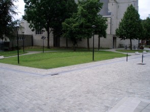 tussen kerk en CC De Markgraaf