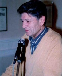 (illustratie: Roosens in 1999, bij de viering van zijn 70ste verjaardag, Vlaams Huis, Brussel)
