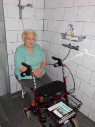 Hilda in haar aangepaste badkamer