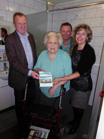 De overhandiging van de brochure van de interlokale verenigingen. Op de foto ziet u van links naar rechts: Lukas Jacobs: voorzitter IVLW noord, Katrien Schryvers: voorzitter IVLW midden. De werkleider van Familiehulp die de werken mee coördineerde en uitvoerde Brigitte Vermeulen-Goris, voorzitter van IVLW zuid was verontschuldigd voor het persmoment.