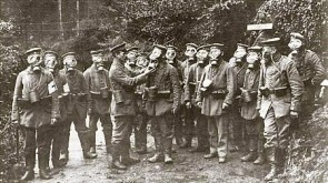Duitse soldaten dragen een gasmasker