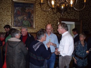 Luc Vanrusselt met blauwe hemd en champagneglas