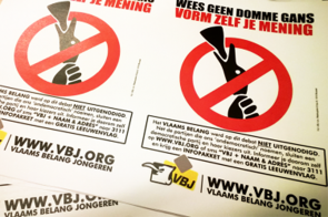 Foto : ©VBJ pamflet van de Vlaams Belang Jongeren naar aanleiding van het schooldebat in Denderleeuw.