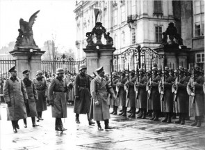 Adolf Hitler inspecteert de erewacht op de “Praagse Burcht” (15/03/1939)
