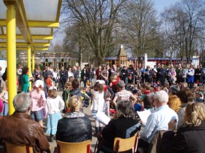’t Groen schooltje zingt en danst de lente in