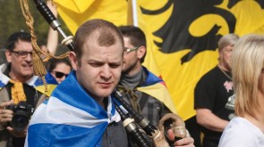 Een Schot met vlag en doedelzak op de manifestatie voor de zelfbeschikking van Europese volkeren, 30 maart 2014 in Brussel.