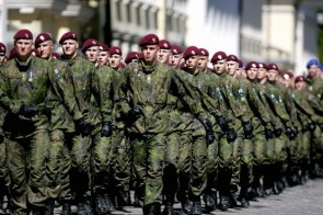 Finse militairen op parade