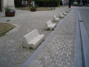 Betonblokken rond de kerk