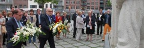 Foto © Priester Daensfonds - (Christoph D'Haese (l) Burgemeester van Aalst en Johan Velghe, voorzitter van het Priester Daensfonds, leggen bloemen neer aan het standbeeld voor Priester Daens op het Werfplein in Aalst op 1 juni 2014) .