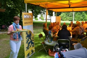 hapjes en drankjes in de n-va tent