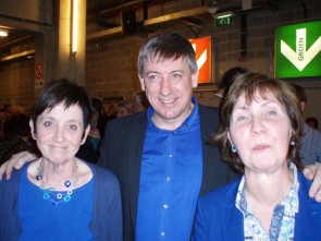 minister Jan Jambon met twee aanbidsters
