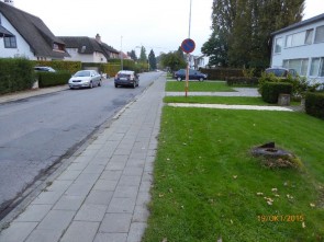 smalle fietsstrook naast de weg