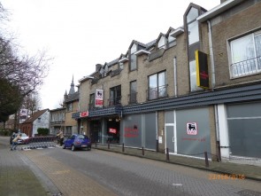 de helft van Hove koopt bij Delhaize in Boechout